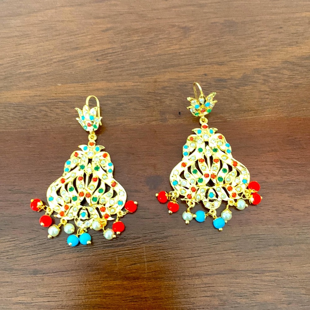 Multicolor pearl earrings.